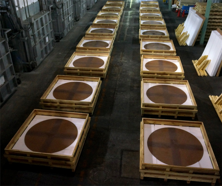 図４　2014年3月に製造された主鏡分割鏡材（18枚分）。これまでに60枚の鏡材が製造されました。