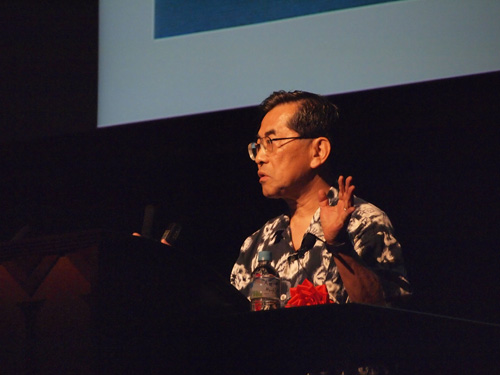 ハワイの正装のアロハを着て講演する家正則 ・国立天文台 名誉教授
