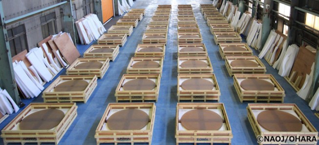 株式会社オハラ（神奈川県相模原市）で2014年度に製造されたTMT主鏡分割鏡材39枚。今年さらに製造が進み、累計で100枚を超えました。