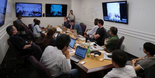 5月4日のWFOS開発チーム会議の様子。ホワイトボードを兼ねている白い壁に次期フェーズでの活動内容候補を列挙しながら議論しました。